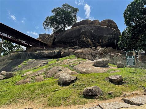 Olumo Rock!  An Ancient Monolith That Whispers Tales of Yoruba History and Breathtaking Panoramas